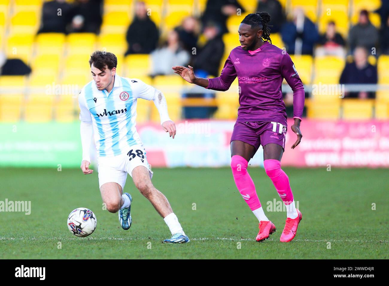 Connor o'Brien di Accrington Stanley combatte per il pallone contro Omari Patrick del Sutton United durante la partita Sky Bet League Two al VBS Community Stadium di Sutton. Data foto: Sabato 23 marzo 2024. Foto Stock