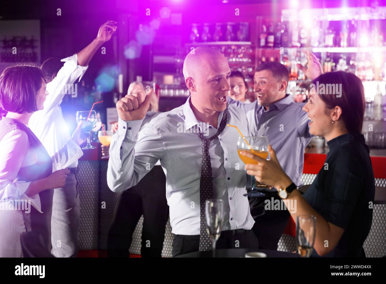 Uomo ubriaco che si diverte a festa Foto Stock