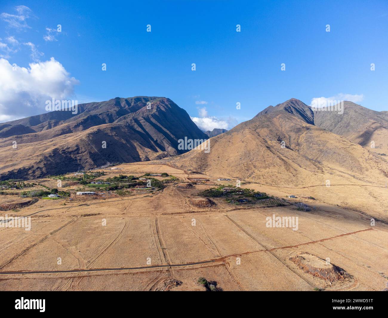 Una foto aerea delle montagne lungo la costa occidentale di Maui scattata da Olowalu, Hawaii. Foto Stock