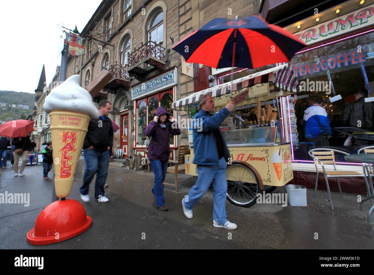 07/05/2012. Il giorno di maggio, la pioggia durante le festività ha smorzato le vendite di gelati a Matlock Bath, nel Peak District, Derbyshire, oggi... All Rights Reserv Foto Stock