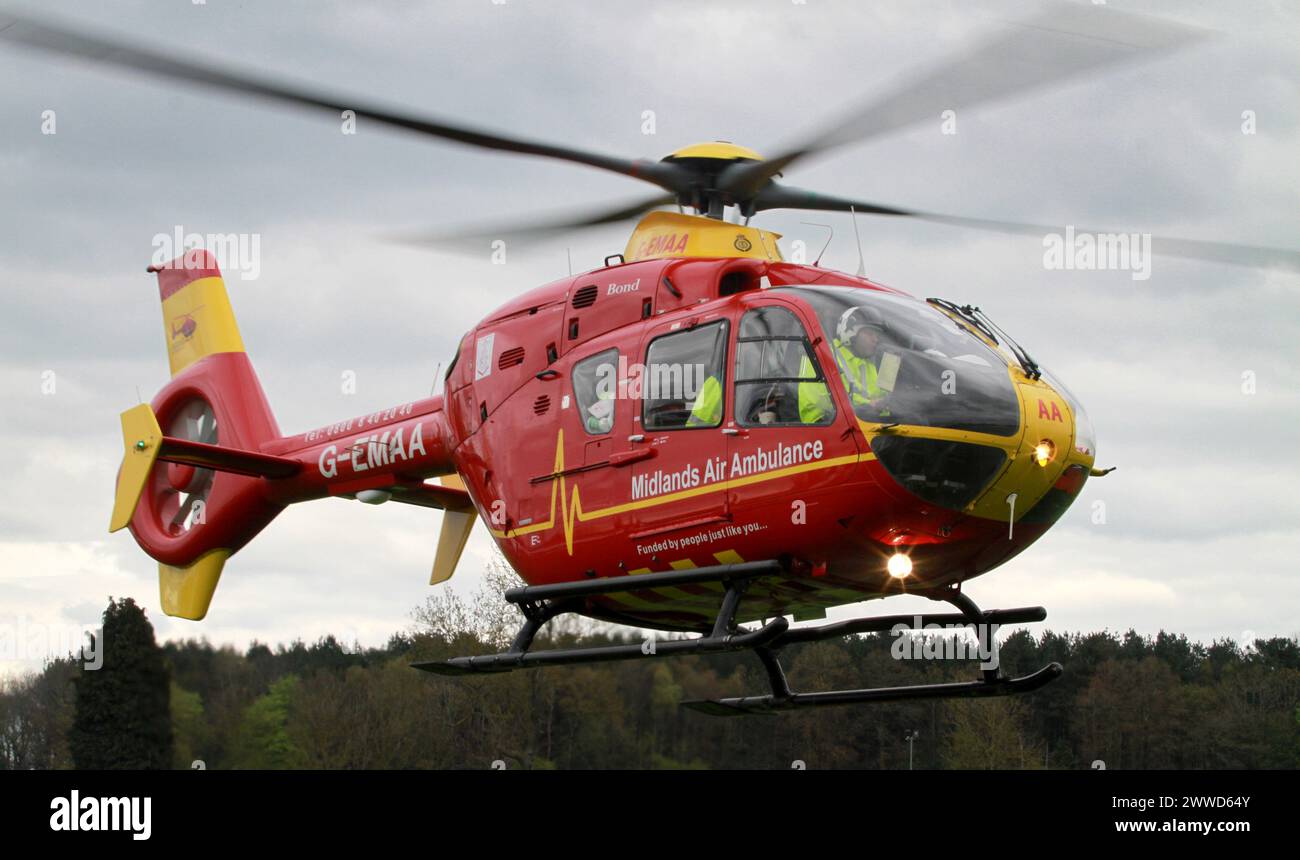 Foto del file datata 28/04/2012, che mostra un elicottero Eurocopter EC 135 di emergenza delle Midlands in una chiamata di emergenza allo Staffordshire Showground, Stafford.. Foto Stock