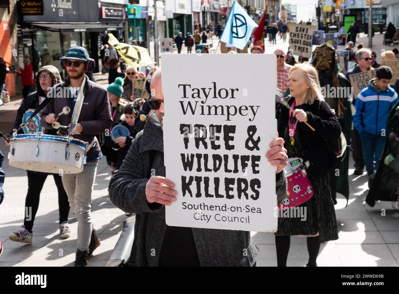 Protesta per salvare un albero di aereo londinese a Southend on Sea, Essex, Regno Unito. Cartello di protesta di Taylor Wimpey Foto Stock