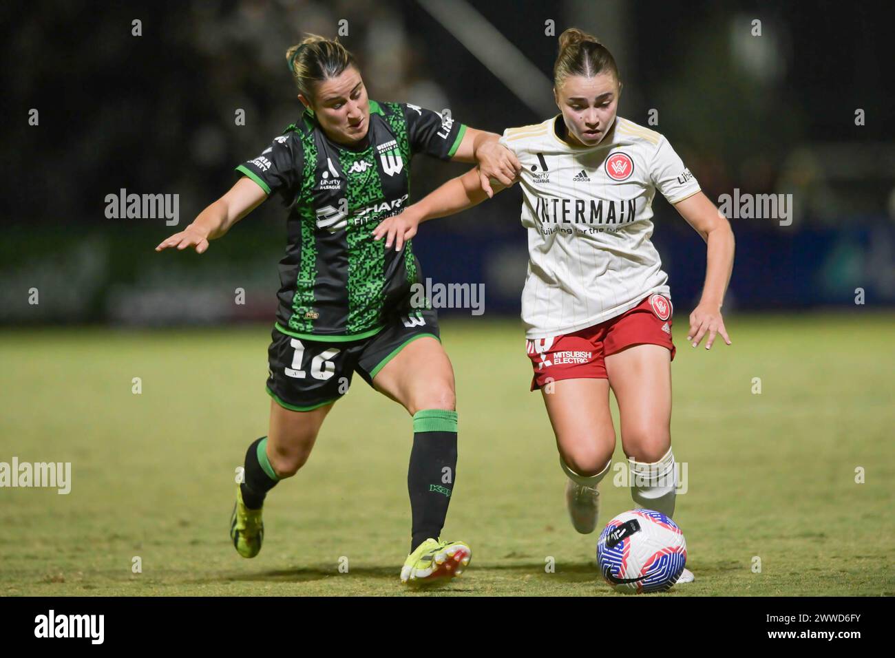 Rooty Hills, Australia. 23 marzo 2024. Melissa Taranto (L) del Western United FC e Amy Chessari (R) del Western Sydney Wanderers FC visti in azione durante la partita del 21° turno della stagione 2023-24 della Liberty A-League tra Western Sydney Wanderers FC e Western United FC al Wanderers Football Park. Punteggio finale; Western Sydney Wanderers FC 3:1 Western United FC. (Foto di Luis Veniegra/SOPA Images/Sipa USA) credito: SIPA USA/Alamy Live News Foto Stock