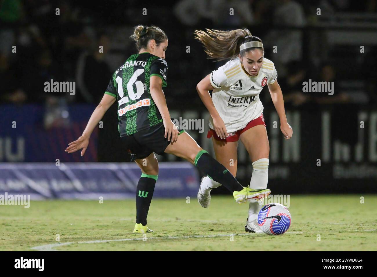 Rooty Hills, Australia. 23 marzo 2024. Melissa Taranto (L) del Western United FC e Melissa Caceres (L) del Western Sydney Wanderers FC visto in azione durante la partita del 21° turno della stagione 2023-24 della Liberty A-League tra Western Sydney Wanderers FC e Western United FC al Wanderers Football Park. Punteggio finale; Western Sydney Wanderers FC 3:1 Western United FC. (Foto di Luis Veniegra/SOPA Images/Sipa USA) credito: SIPA USA/Alamy Live News Foto Stock