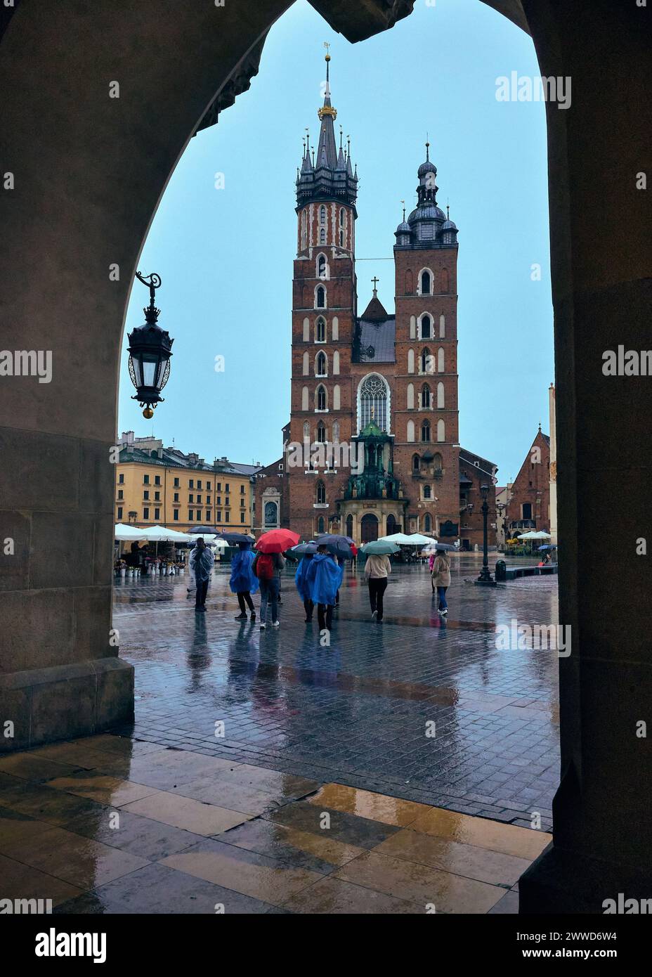 Basilica di San Mary è sulla Piazza del mercato in un giorno di pioggia. Cracovia, Polonia. Foto Stock