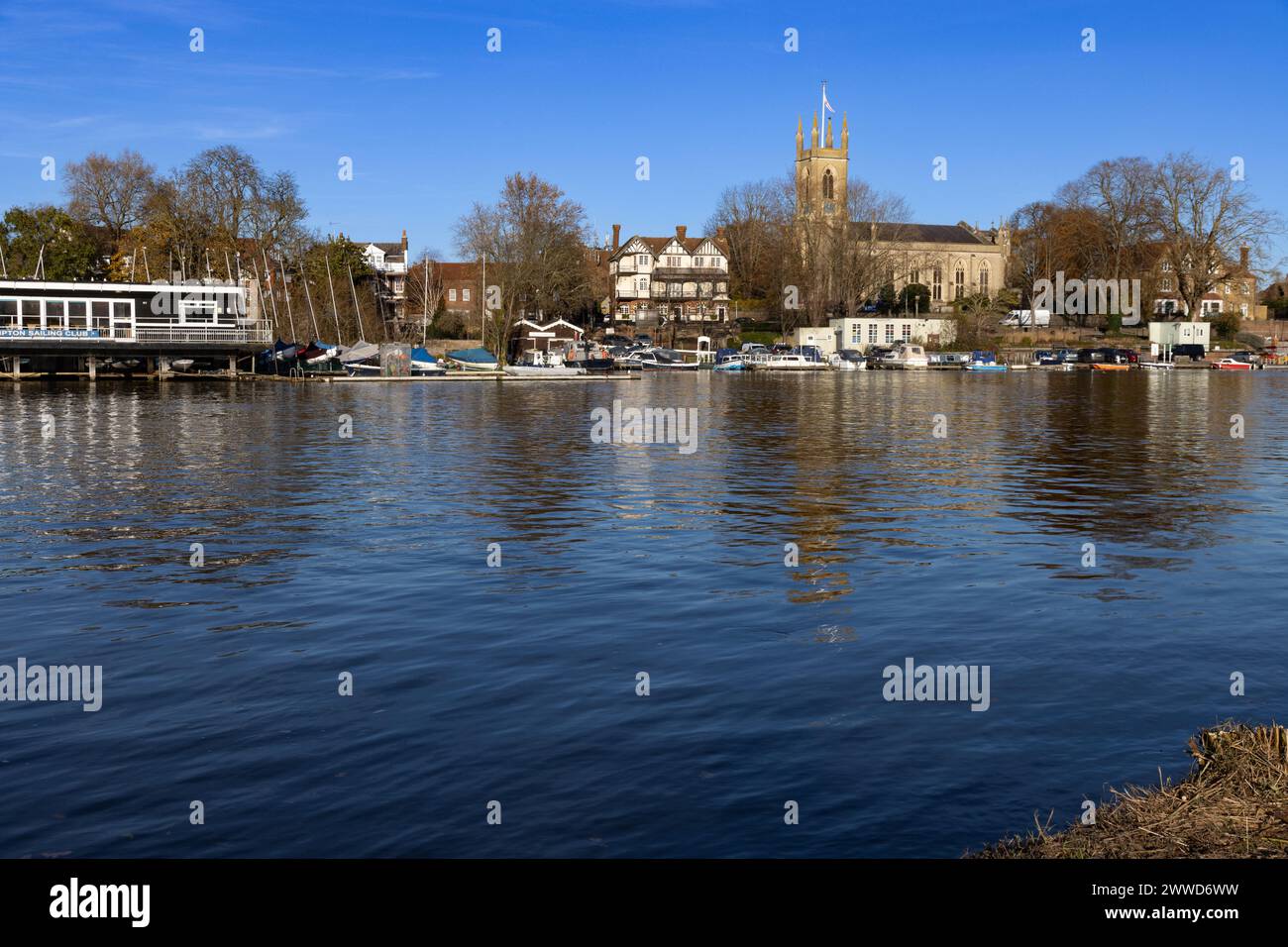 Hampton Village in un borgo londinese e il suo club velico sul Tamigi Foto Stock