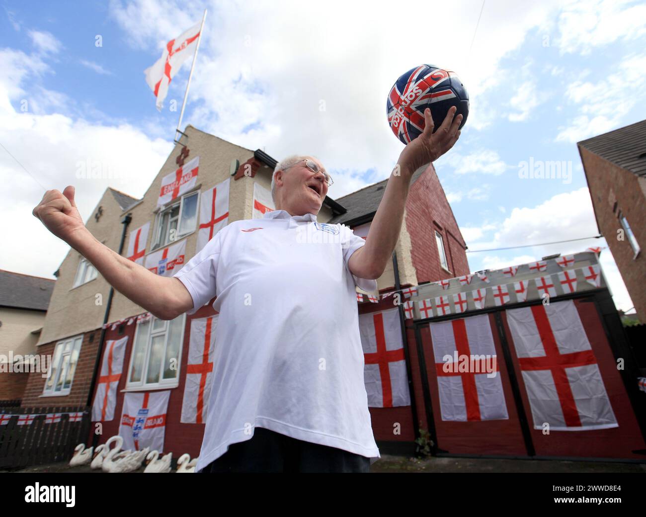 15/06/2012 ..orgoglioso e patriottico sostenitore, George Bailey, 70 anni, mostra il suo sostegno alla nostra squadra prima della partita di domani contro la Svezia, mentre fa il tifo' Foto Stock