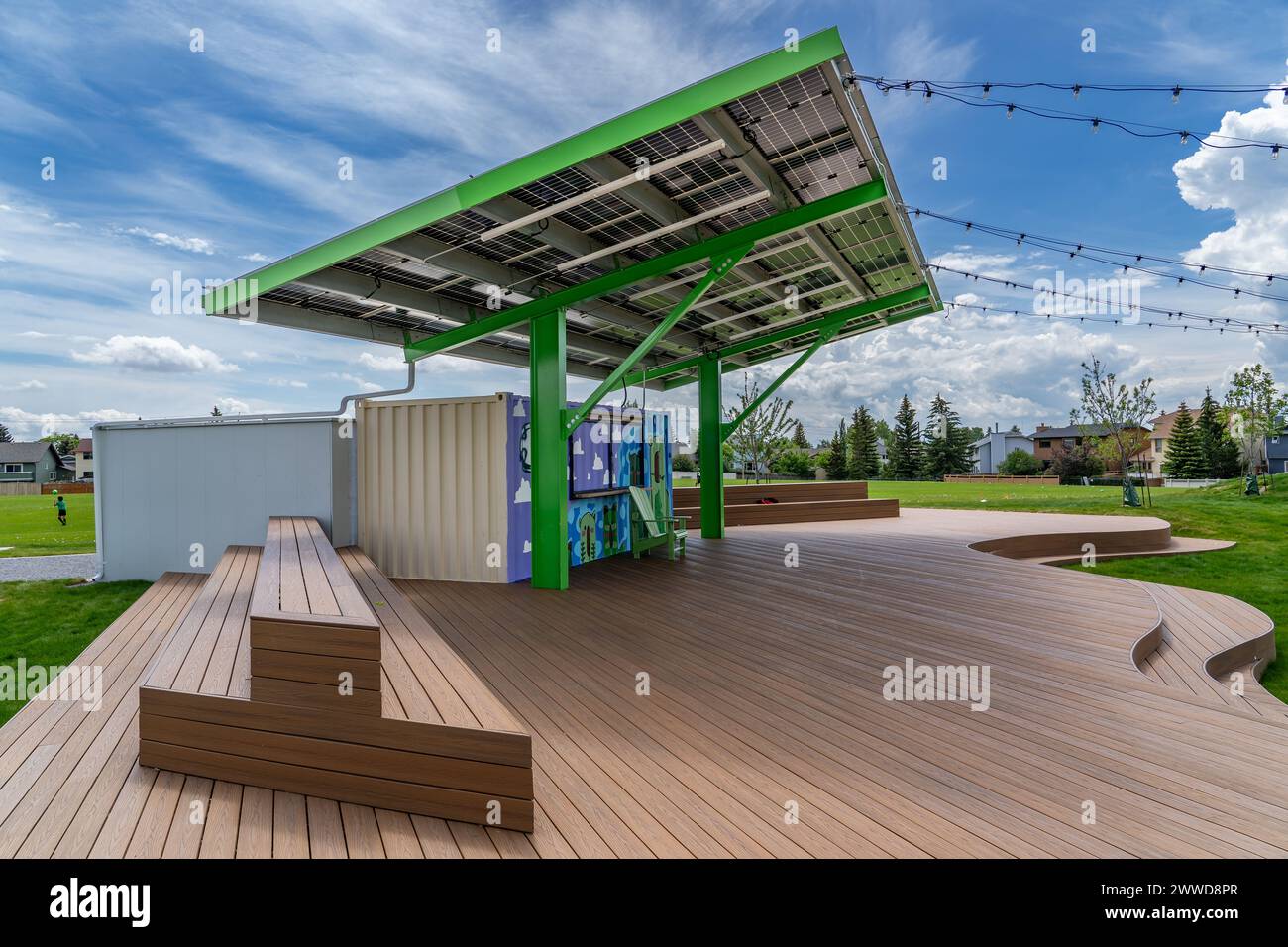 Calgary, Alberta Canada, 20 giugno 2023: Copertura della mensa Solar Panel in un parco all'aperto con pavimentazione composita e panchine del parco sotto un cielo estivo. Foto Stock