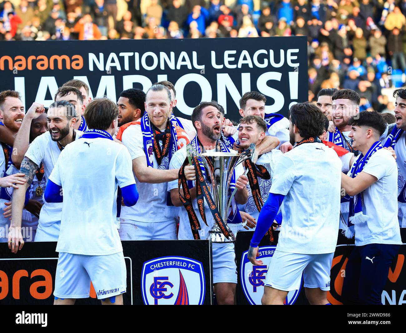 Chesterfield, Regno Unito. 23 marzo 2024. Will Grigg di Chesterfield solleva il National League Trophy con la sua squadra durante la partita tra Chesterfield FC e Boreham Wood FC Vanarama National League allo SMH Group Stadium, Chesterfield, Inghilterra, Regno Unito il 23 marzo 2024 Credit: Every Second Media/Alamy Live News Foto Stock