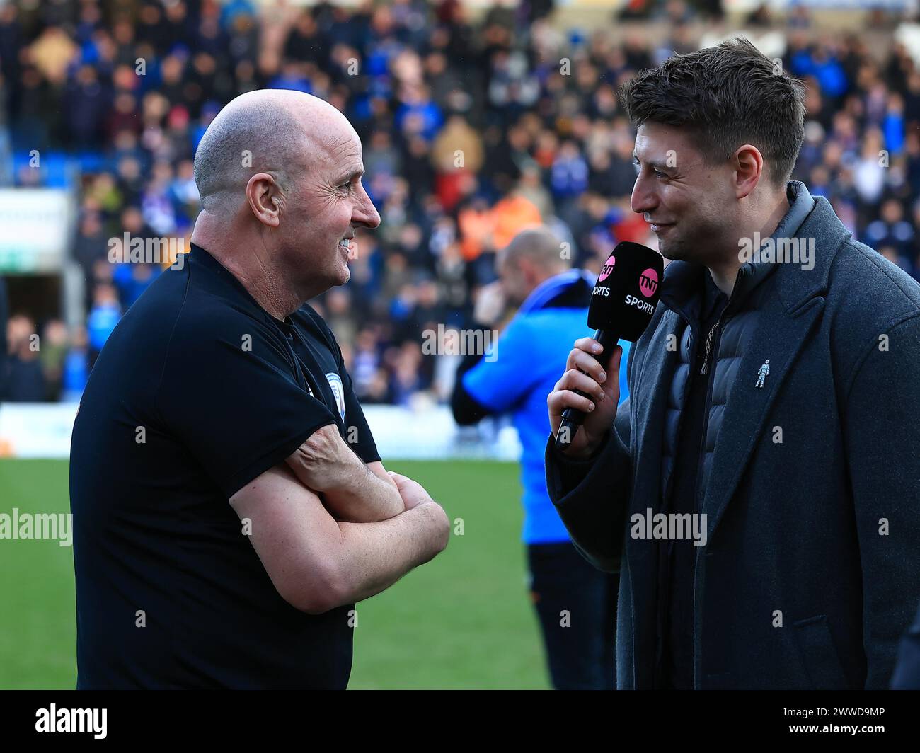 Chesterfield, Regno Unito. 23 marzo 2024. Il manager di Chesterfield Paul Cook è intervistato da TNT mentre celebra la vittoria della National League con la sua squadra durante la partita tra Chesterfield FC e Boreham Wood FC Vanarama National League allo SMH Group Stadium, Chesterfield, Inghilterra, Regno Unito il 23 marzo 2024 Credit: Every Second Media/Alamy Live News Foto Stock