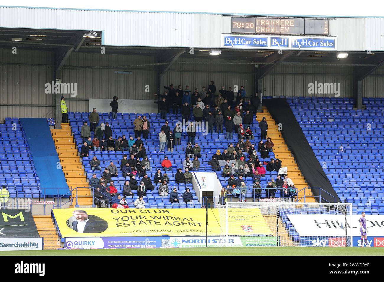 Birkenhead, Regno Unito. 23 marzo 2024. Fan di Crawley Town nello stand Cow Shed. EFL Skybet Football League Two Match, Tranmere Rovers contro Crawley Town a Prenton Park, Birkenhead, Wirral sabato 23 marzo 2024. Questa immagine può essere utilizzata solo per scopi editoriali. Solo per uso editoriale, .pic di Chris Stading/ credito: Andrew Orchard fotografia sportiva/Alamy Live News Foto Stock