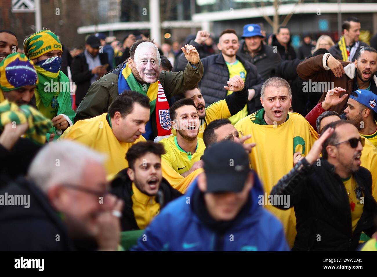 Londra, Regno Unito. 23 marzo 2024. I tifosi brasiliani apprezzeranno l'atmosfera di Wembley Way prima della partita amichevole internazionale tra Inghilterra e Brasile allo stadio di Wembley il 23 marzo 2024 a Londra, Inghilterra. (Foto di Daniel Chesterton/phcimages.com) credito: PHC Images Ltd/Alamy Live News Foto Stock