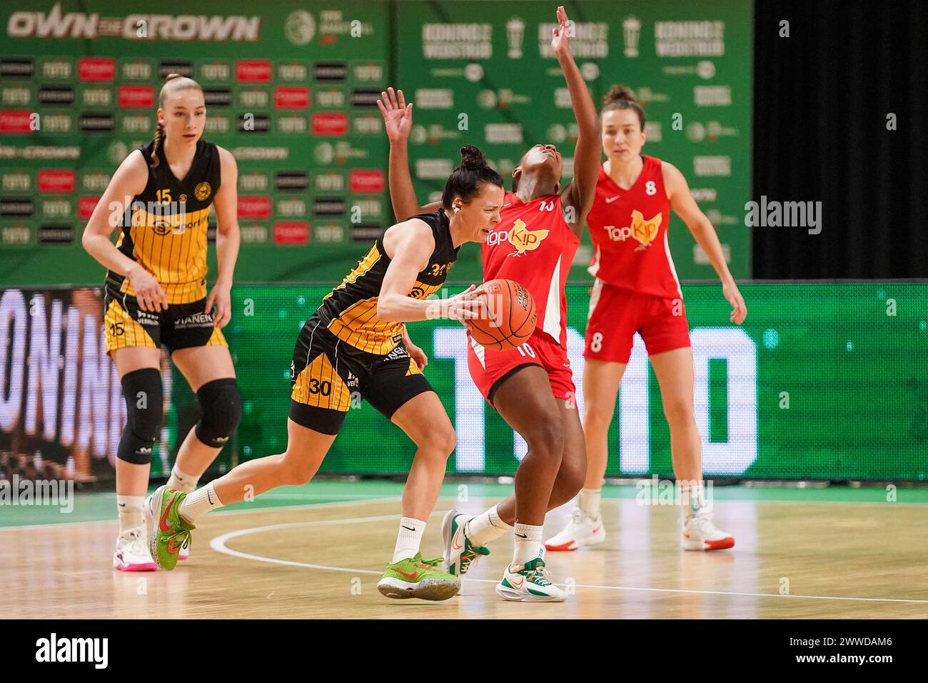 Almere, Paesi Bassi. 23 marzo 2024. ALMERE, PAESI BASSI - 23 MARZO: Karin Kuijt dei Grasshoppers, Lindsay Pengel dei TopKip Lions durante la finale della TOTO Basketball Cup tra Sportiff Grasshoppers e Topkip Lions a Topsportcentrum il 23 marzo 2024 ad Almere, Paesi Bassi. (Foto di Andre Weening/Orange Pictures) credito: Orange Pics BV/Alamy Live News Foto Stock