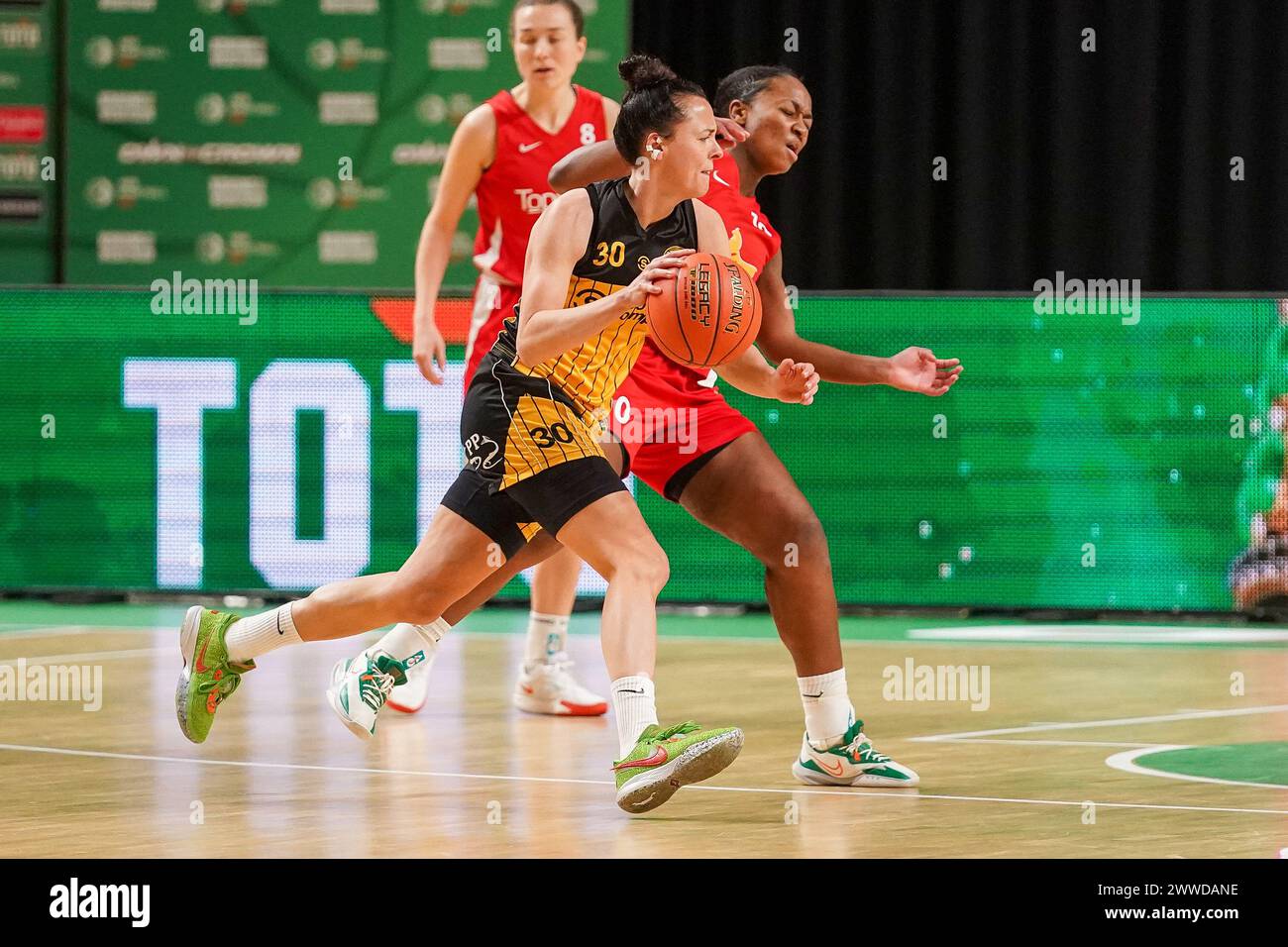 Almere, Paesi Bassi. 23 marzo 2024. ALMERE, PAESI BASSI - 23 MARZO: Karin Kuijt dei Grasshoppers, Lindsay Pengel dei TopKip Lions durante la finale della TOTO Basketball Cup tra Sportiff Grasshoppers e Topkip Lions a Topsportcentrum il 23 marzo 2024 ad Almere, Paesi Bassi. (Foto di Andre Weening/Orange Pictures) credito: Orange Pics BV/Alamy Live News Foto Stock