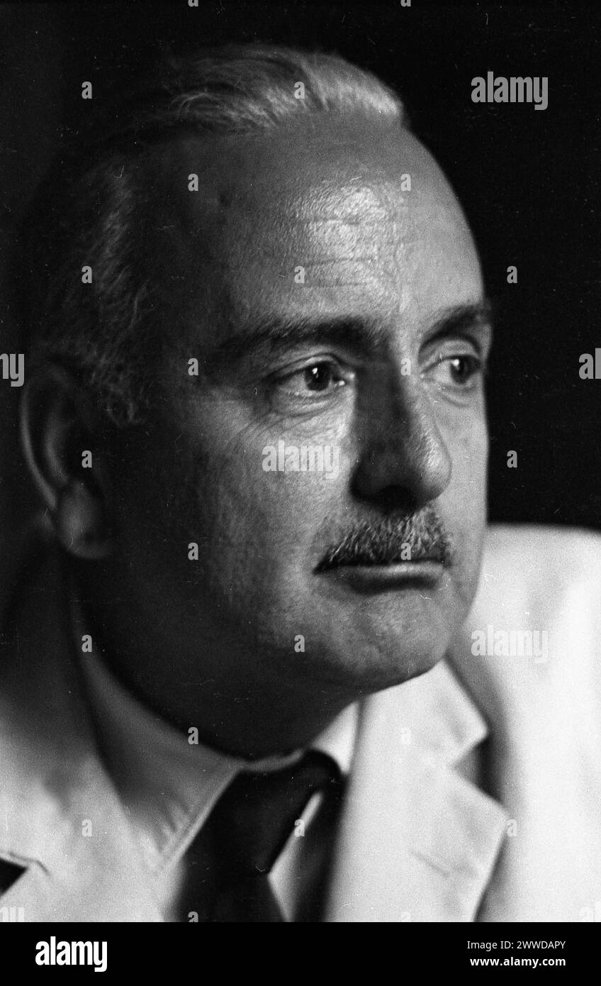 Avvocato argentino, analista politico, giornalista, politico ed editore Marcelo Sánchez Sorondo, durante un'intervista stampa a Buenos Aires, 4 dicembre 1968. Foto Stock