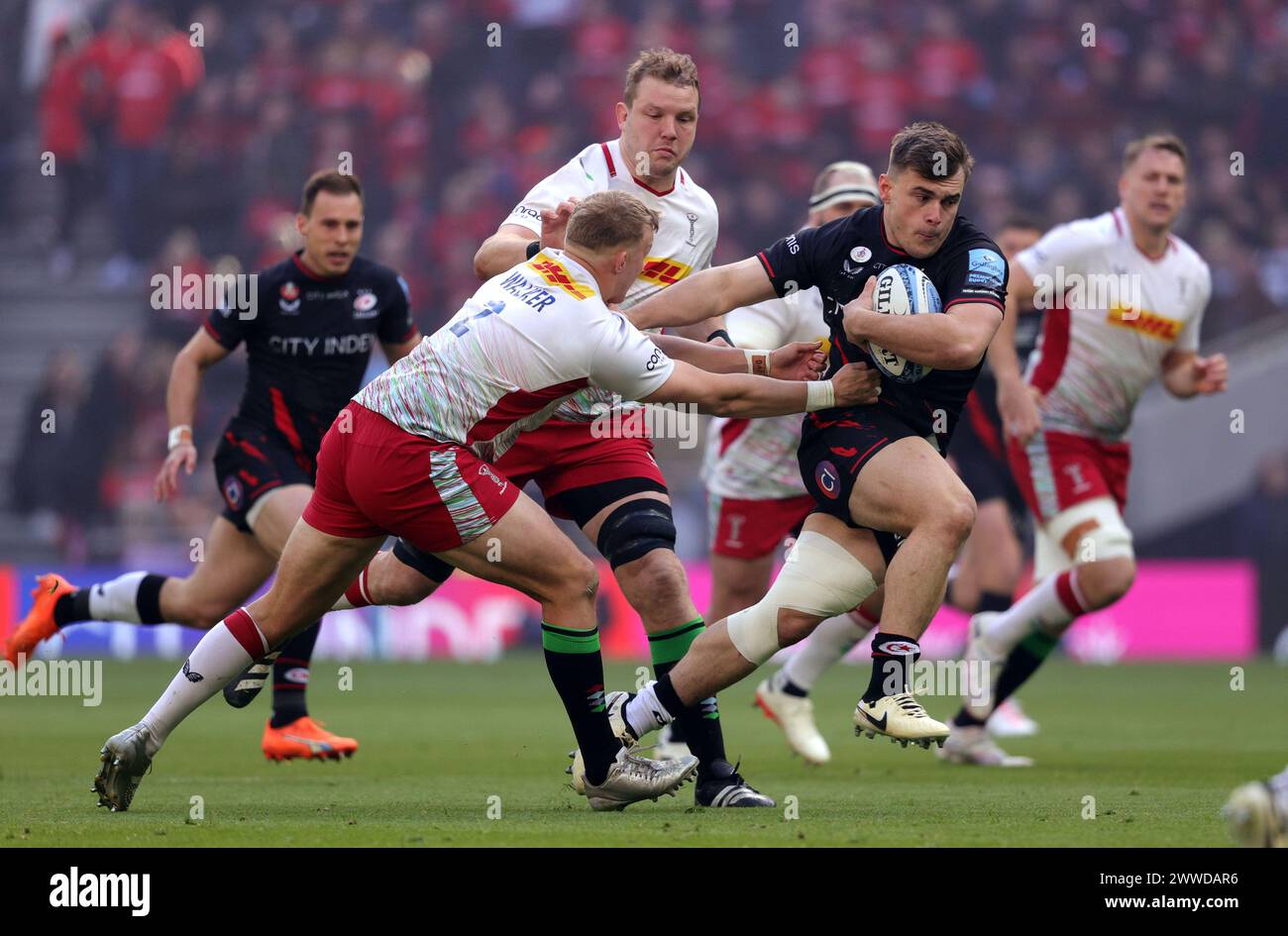 Londra, Inghilterra, sabato 23 marzo 2024. Theo Dan dei Saracens viene placcato da Jack Walker degli Harlequins durante il Gallagher Premiership match tra Saracens e Harlequins al Tottenham Stadium di Londra. Ben Whitley/Alamy Live News Foto Stock