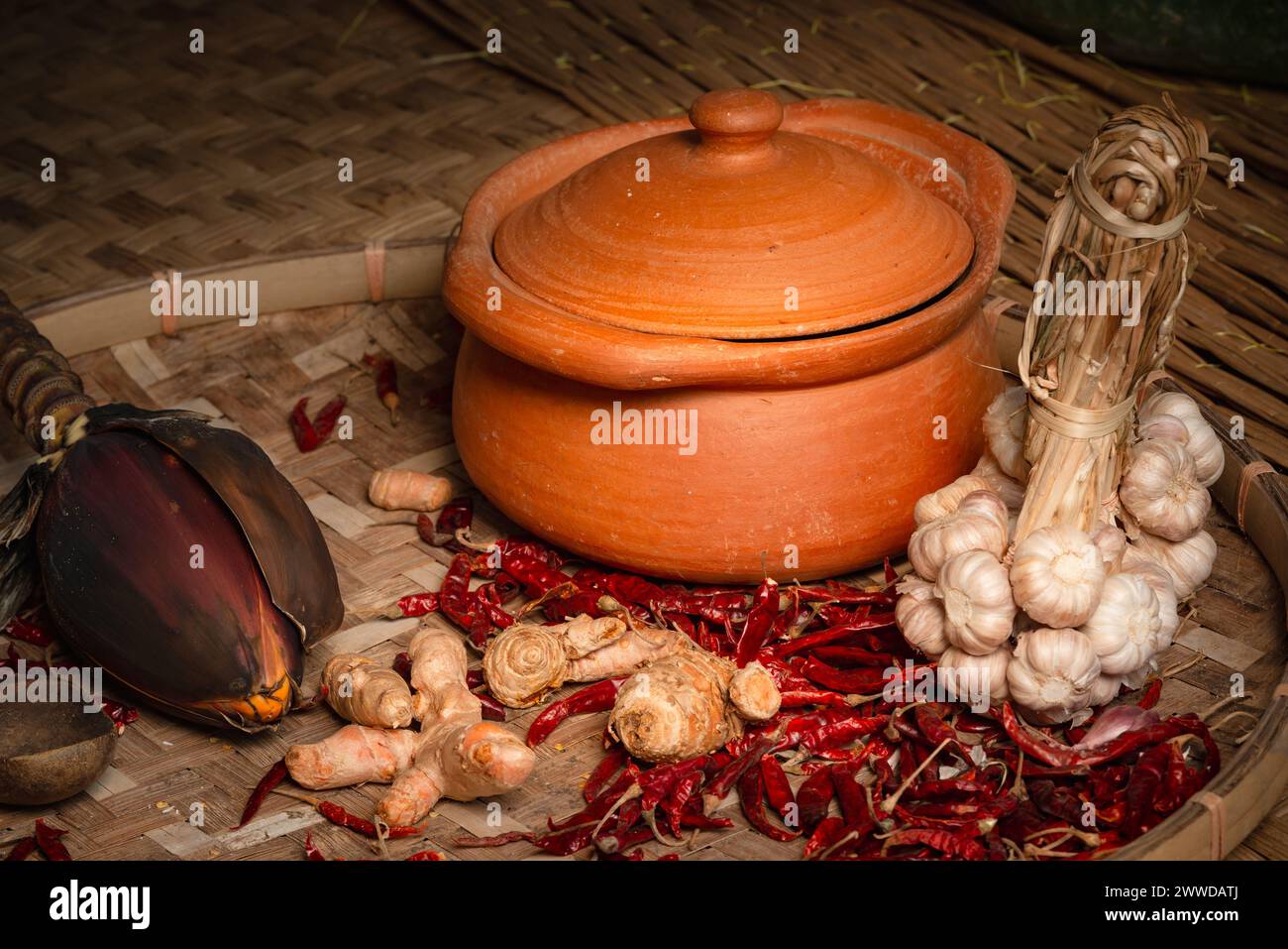 Natura morta di spezie secche erbe nel vassoio di carta per palme e pentola di glay primo piano di cucina orientale Foto Stock