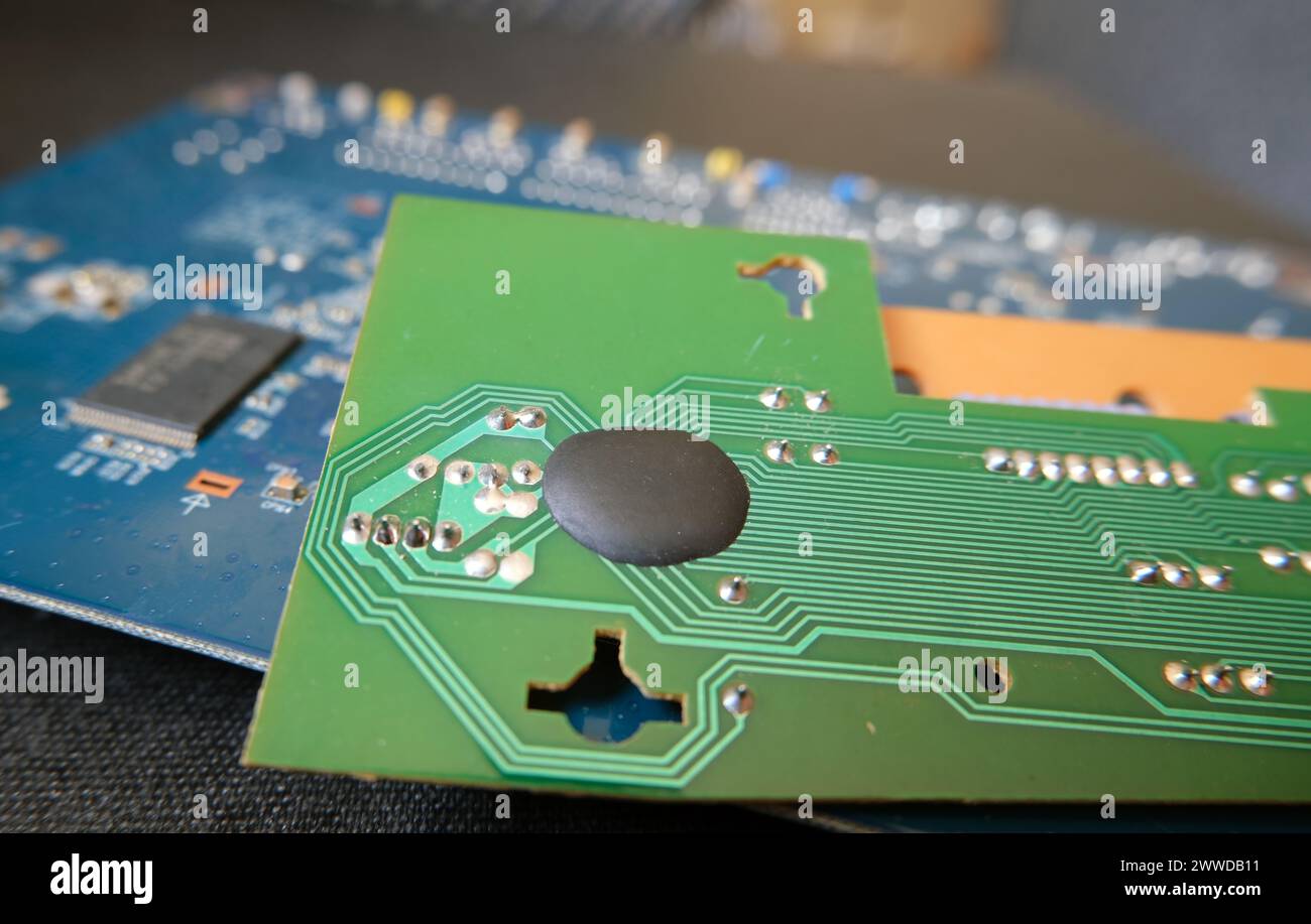 Componenti elettronici chip a bordo scheda. Tecnologia Glob-top utilizzata nei dispositivi di fascia bassa. Foto Stock