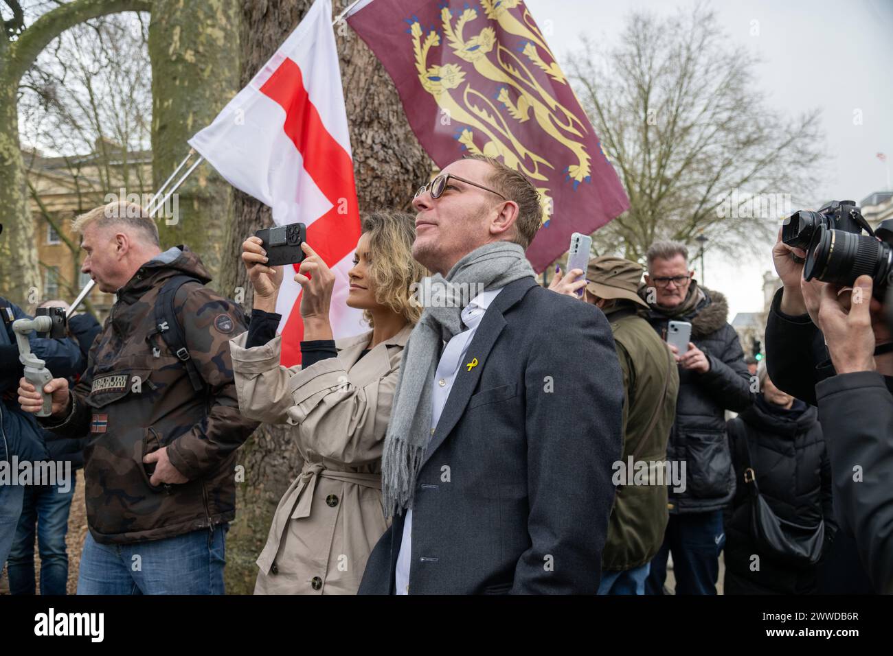 23 marzo 2024. Londra, Regno Unito. Rimanete leader del partito e attore Laurence Fox e la fidanzata Elizabeth Barker partecipano al Rally for British Culture organizzato al Cenotaph di Whitehall. Il raduno è stato organizzato dall'organizzazione politica conservatrice Turning Point UK e chiede di proteggere la cultura britannica dagli estremisti. Crediti fotografici: Ray Tang Foto Stock