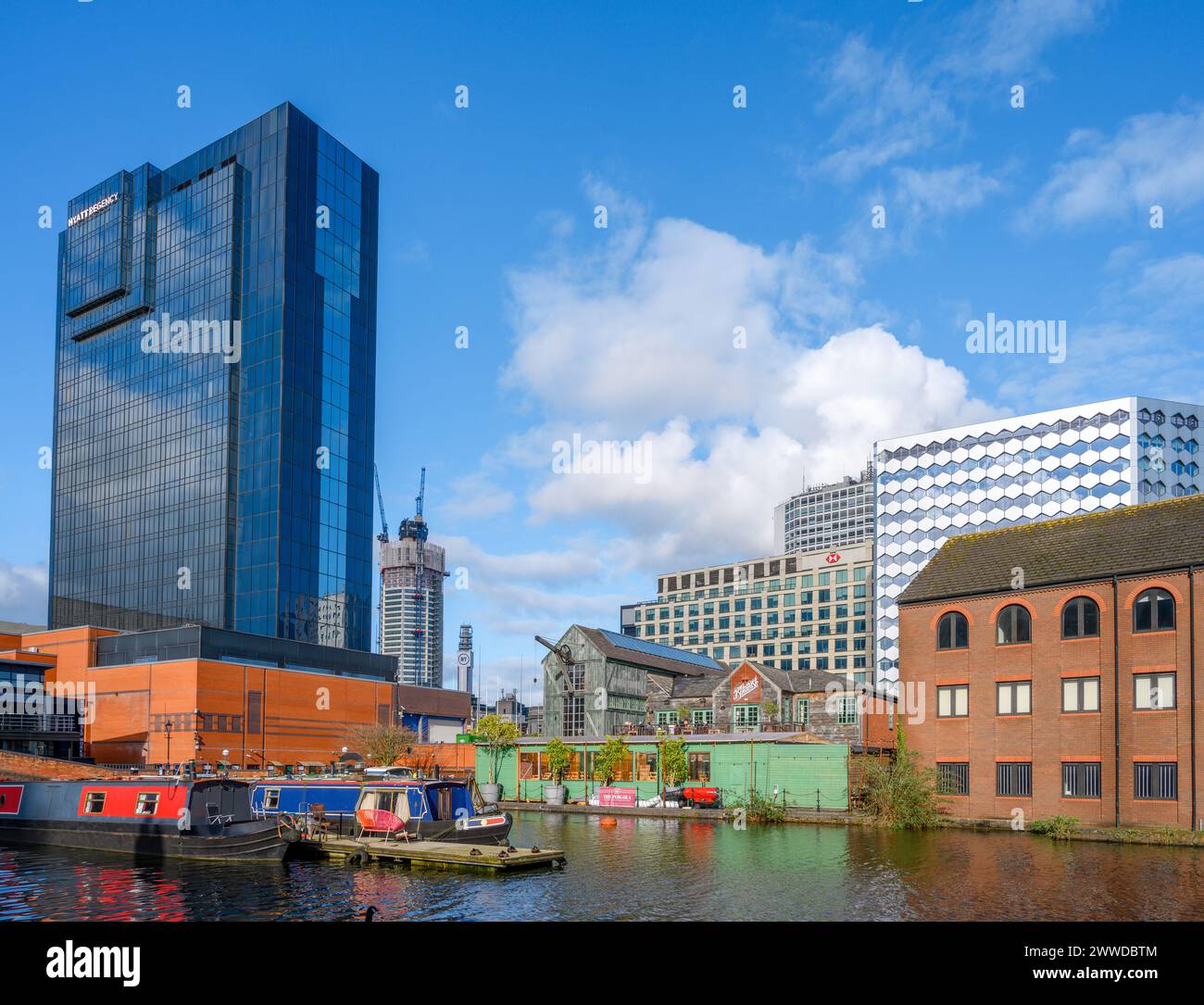 Narrowboats ormeggiato sul canal a Gas Street Basin, Birmingham, West Midlands, England, Regno Unito Foto Stock