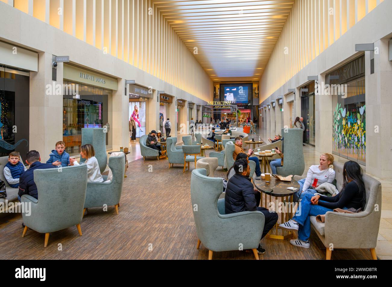 All'interno del centro commerciale Mailbox, Birmingham, West Midlands, Inghilterra, Regno Unito Foto Stock