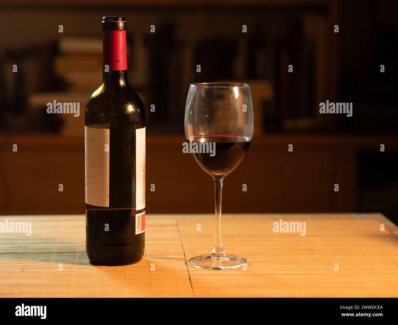Bicchiere e bottiglia di vino rosso per festeggiare Foto Stock
