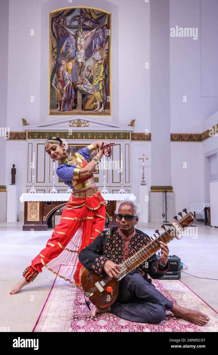 Londra, Regno Unito. 23 marzo 2024. Presentato dalla Black British Classical Foundation Arunima Kumar Kuchipudi danzatrice e destinatario della prestigiosa Ustad Bismillah Khan Yuva Puraskaar di Sangeet Natak Akademi (accademia nazionale indiana istituita dalla Repubblica dell'India) per il 2008. Con Dhanoday Shrivastav OBE, noto professionalmente come Baluji Shrivastav, è un musicista e strumentista indiano/britannico che suona una varietà di strumenti tradizionali indiani tra cui sitar, dilruba, surbahar, pakhavaj e tabla.Paul Quezada-neiman/Alamy Live News crediti: Paul Quezada-Neiman/Alamy Live News Foto Stock