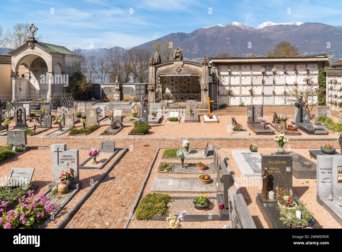 Veduta del cimitero pubblico Vira, Gambarogno nel Canton Ticino, Svizzera Foto Stock