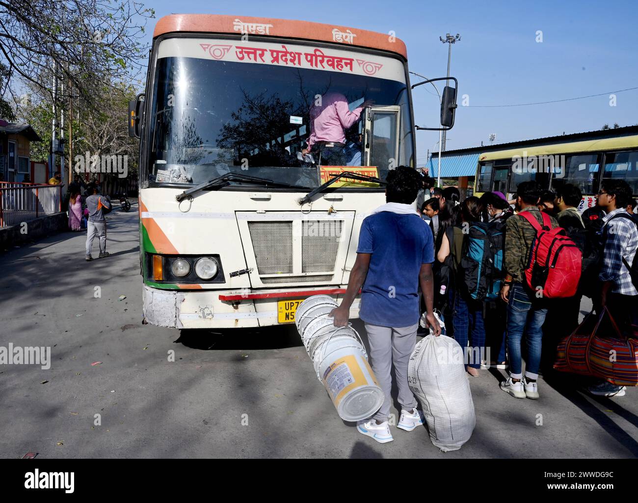 Nuova Delhi, India. 23 marzo 2024. NOIDA, INDIA - 23 MARZO: Una folta folla di passeggeri presso il deposito degli autobus di Gautam Budh Nagar alla vigilia di Choti Holi che viaggiano verso i loro luoghi d'origine, il 23 marzo 2024 a Noida, India. (Foto di Sunil Ghosh/Hindustan Times/Sipa USA ) credito: SIPA USA/Alamy Live News Foto Stock