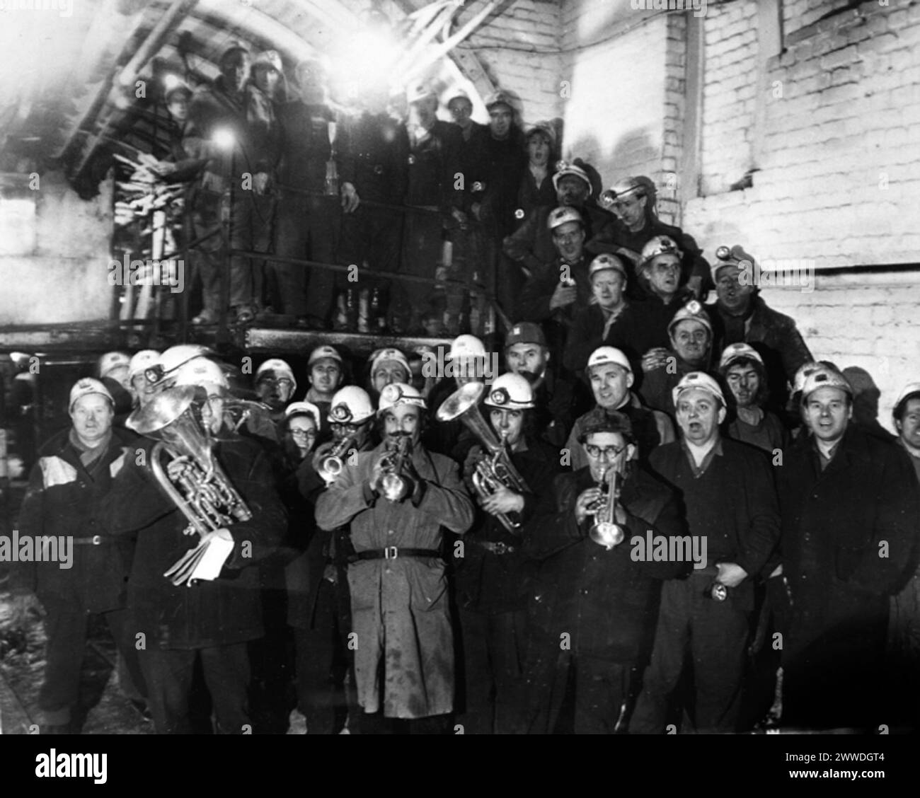 I minatori cantarono canti natalizi sotto terra alla Bersham Colliery di Rhostyllen, Wrexham, nel 1950. L'evento ha visto i minatori che hanno eseguito musica tra cui strumenti di ottoni e trombe durante le festività natalizie. Foto Stock