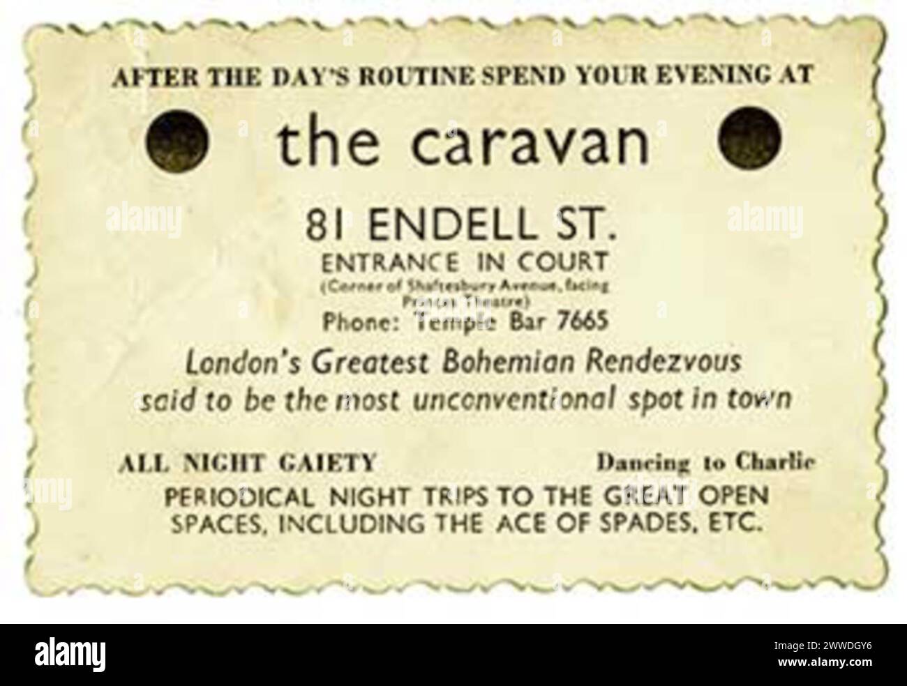 Card of the Caravan Club, Endell Street, London Catalogue Reference: MEPO 3/758 The Caravan Club era un club privato di membri perseguitato nel 1934 per essere una "casa disordinata". Il biglietto descrive lo spazio come "l'unico Rendezvous boemo di Londra detto al posto più anticonvenzionale della città", e in effetti il club ha accolto gli estranei dell'epoca, in un'epoca in cui l'omosessualità era ancora criminalizzata. Al prezzo di 1 scellino per i membri, o 1s 6d sulla porta, si può godere di "gaiety tutta la notte" ballando con la musica di Charlie, il fisarmonicista del club. lgbt, lgbthistory Foto Stock