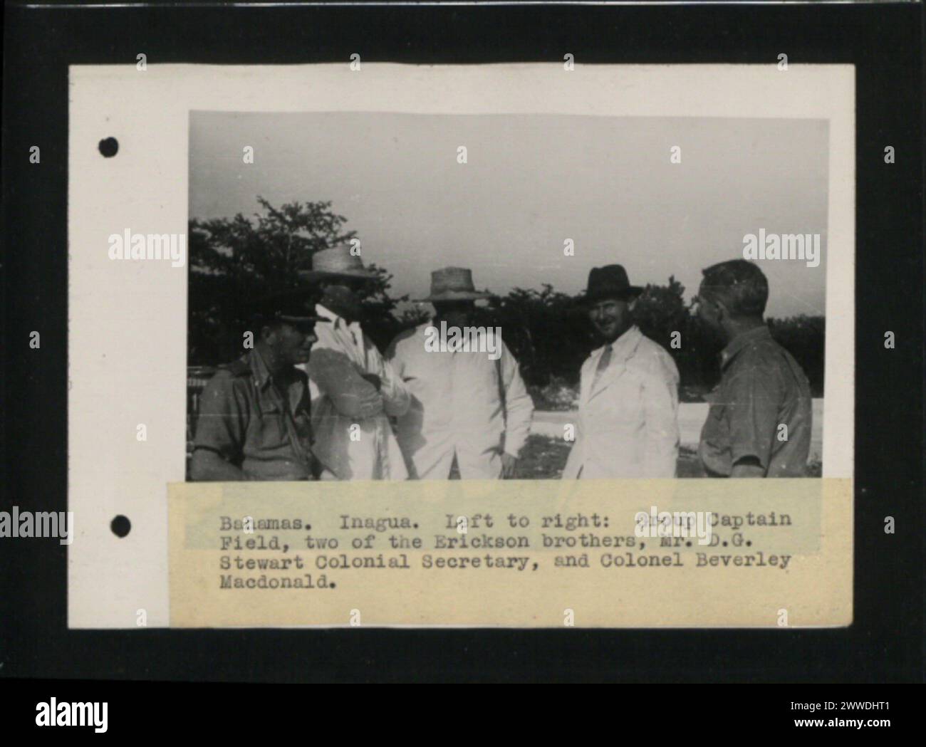 Ritratto di gruppo a Inagua, Bahamas nel 1944, che mostra il capitano del gruppo Field, due fratelli Erickson, il segretario coloniale D.G. Stewart e il colonnello Beverly Macdonald in abbigliamento formale. Foto Stock