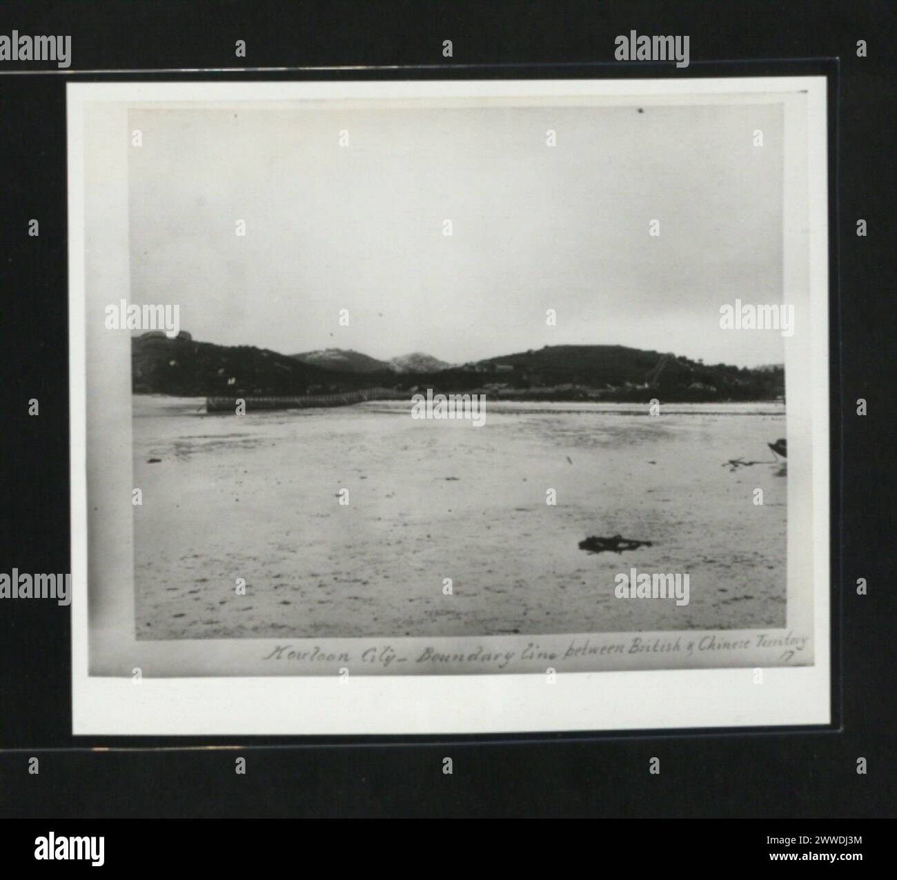 La linea di confine di Kowloon City mostra la divisione tra territori britannici e cinesi a Hong Kong, comprese le infrastrutture di confine. Foto Stock