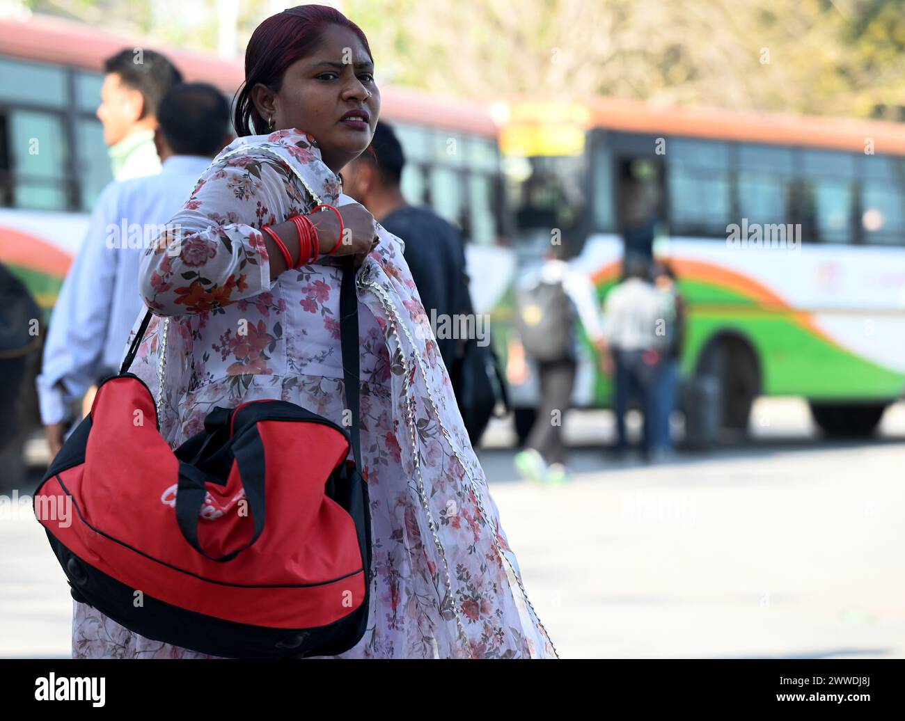 Nuova Delhi, India. 23 marzo 2024. NOIDA, INDIA - 23 MARZO: Una folta folla di passeggeri presso il deposito degli autobus di Gautam Budh Nagar alla vigilia di Choti Holi che viaggiano verso i loro luoghi d'origine, il 23 marzo 2024 a Noida, India. (Foto di Sunil Ghosh/Hindustan Times/Sipa USA ) credito: SIPA USA/Alamy Live News Foto Stock