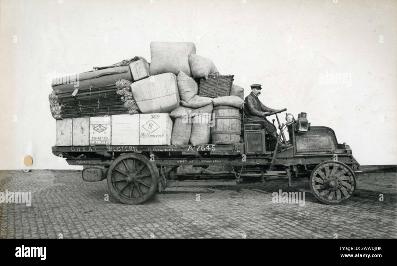 Trasporto merci eccezionale Descrizione: Carro a motore della Great Western Railway con carico pesante Data: c.1905 seppia, autocarro, trasporto, autocarro, pneumatici, solido, gwr Foto Stock