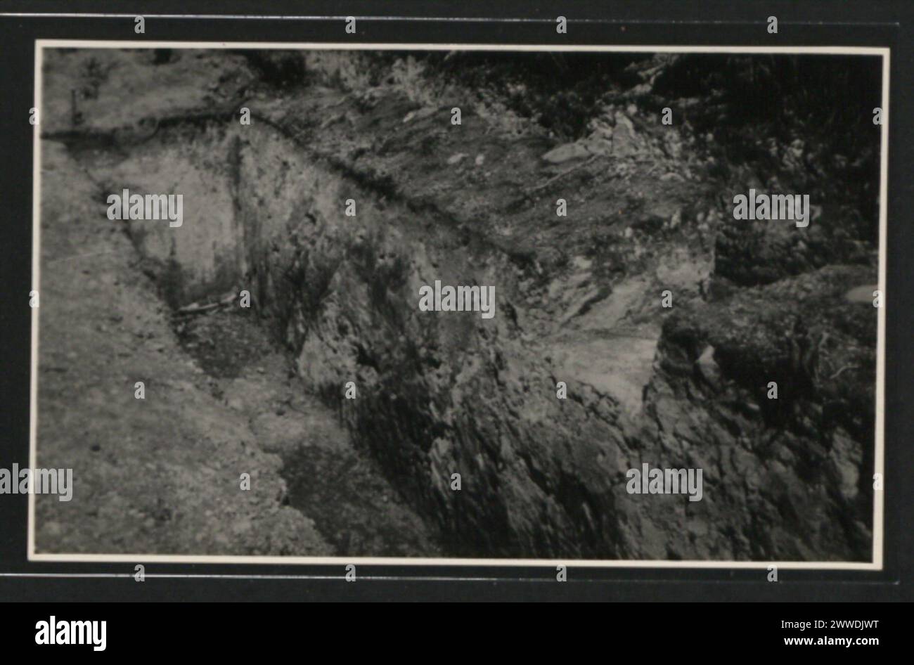 Fotografia di una diga a gradini a Rodrigues, Mauritius, nel 1958, che mostra un'entrata centrale in alto e un'uscita angolare, che mostra la distribuzione dell'acqua e la gestione del drenaggio. Foto Stock