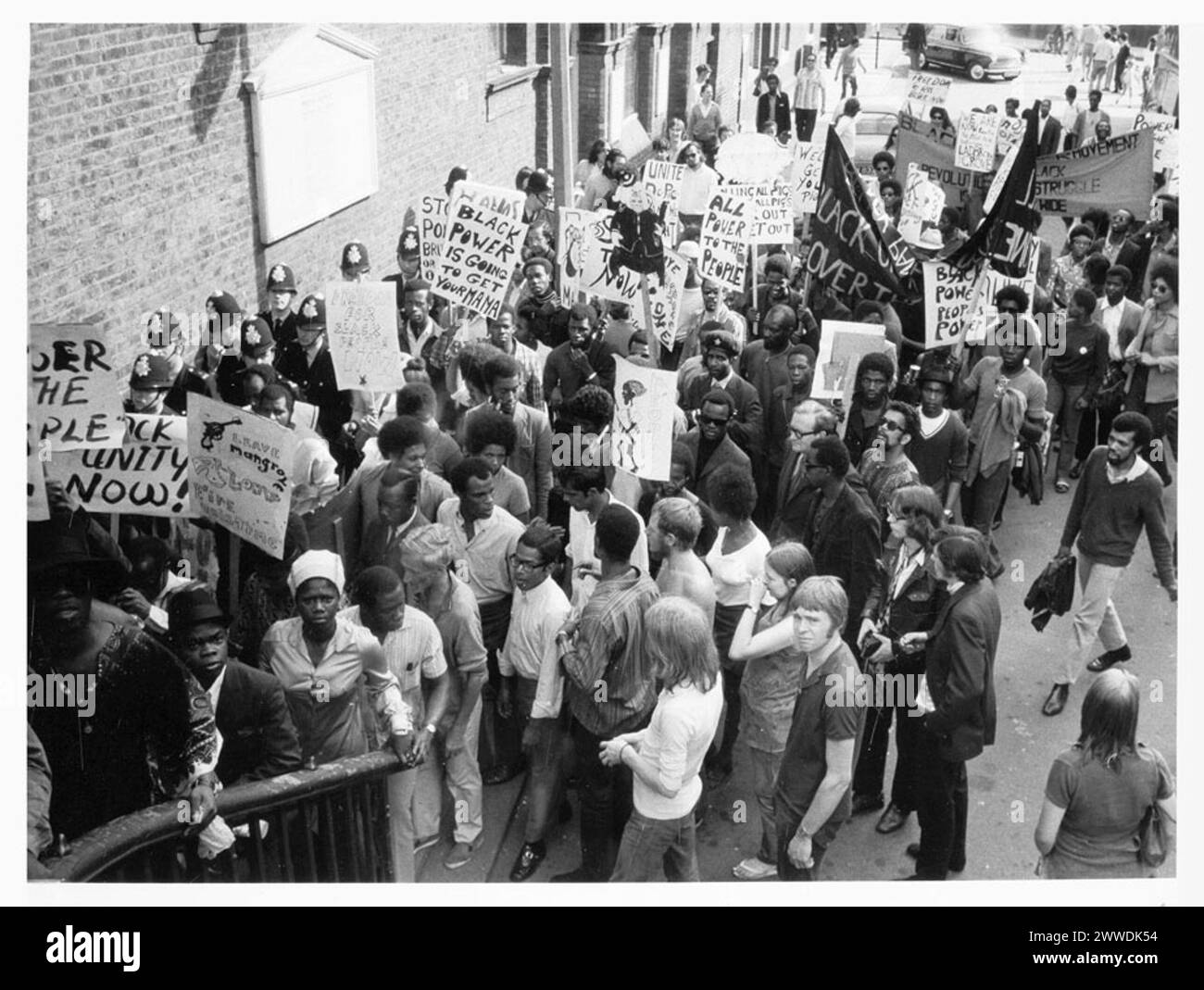 Le fotografie documentano la marcia del Black Power del 1970 a West London. Il processo Mangrove Nine all'Old Bailey durò 55 giorni, terminando con l'assoluzione per le accuse di sommossa più gravi dopo otto ore e un quarto di deliberazione della giuria. Foto Stock