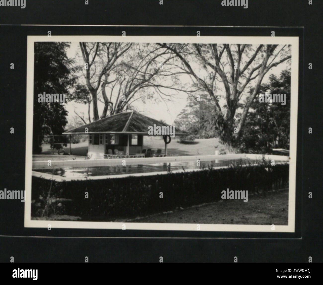 I terreni dietro l'Astana a Kuching, Borneo, includono una piscina, un campo da padda-tennis e un bar all'aperto, che illustra le strutture ricreative del residence nel 1959. Foto Stock