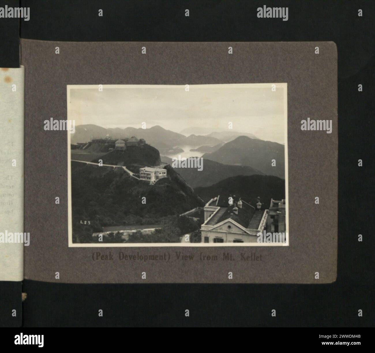 Vista dal monte Kellet a Hong Kong tra il 1920-1930 mostra il picco di sviluppo, edifici residenziali, strade e colline circostanti. Foto Stock