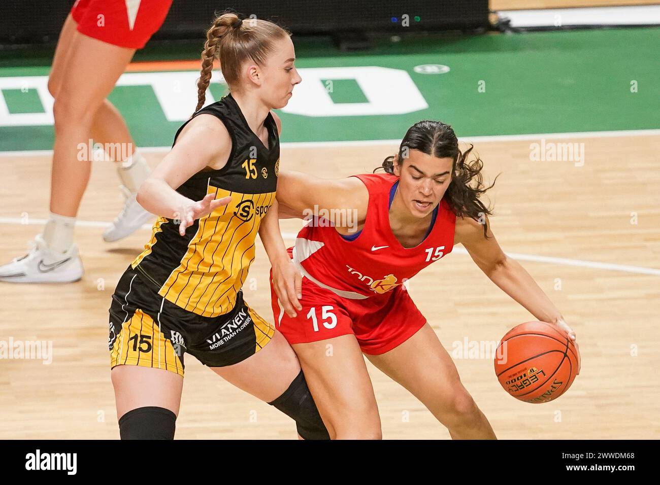 Almere, Paesi Bassi. 23 marzo 2024. ALMERE, PAESI BASSI - 23 MARZO: Lotte van Kruistum di Grasshoppers, Epiphany Etienne dei TopKip Lions durante la finale della TOTO Basketball Cup tra Sportiff Grasshoppers e Topkip Lions a Topsportcentrum il 23 marzo 2024 ad Almere, Paesi Bassi. (Foto di Andre Weening/Orange Pictures) credito: Orange Pics BV/Alamy Live News Foto Stock