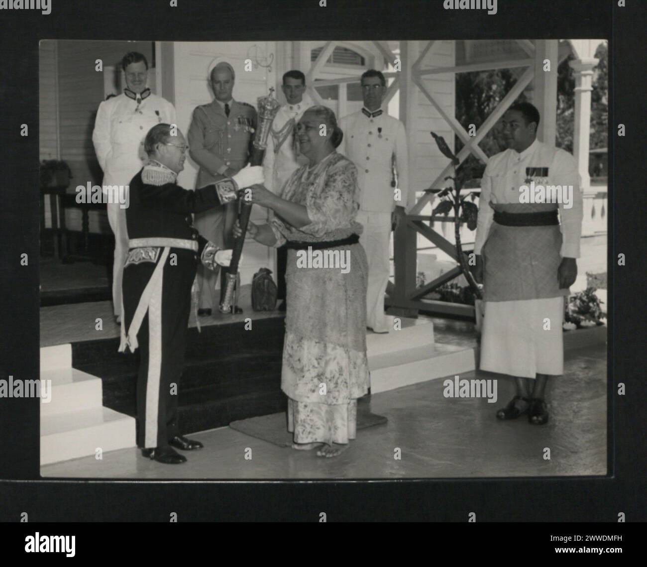 Sir Ronald Garvey presenta alla regina Salote una mazza cerimoniale per l'Assemblea legislativa di Tonga, ex club di re Giorgio Tupou i, tornato dall'Inghilterra dopo anni all'estero. Foto Stock