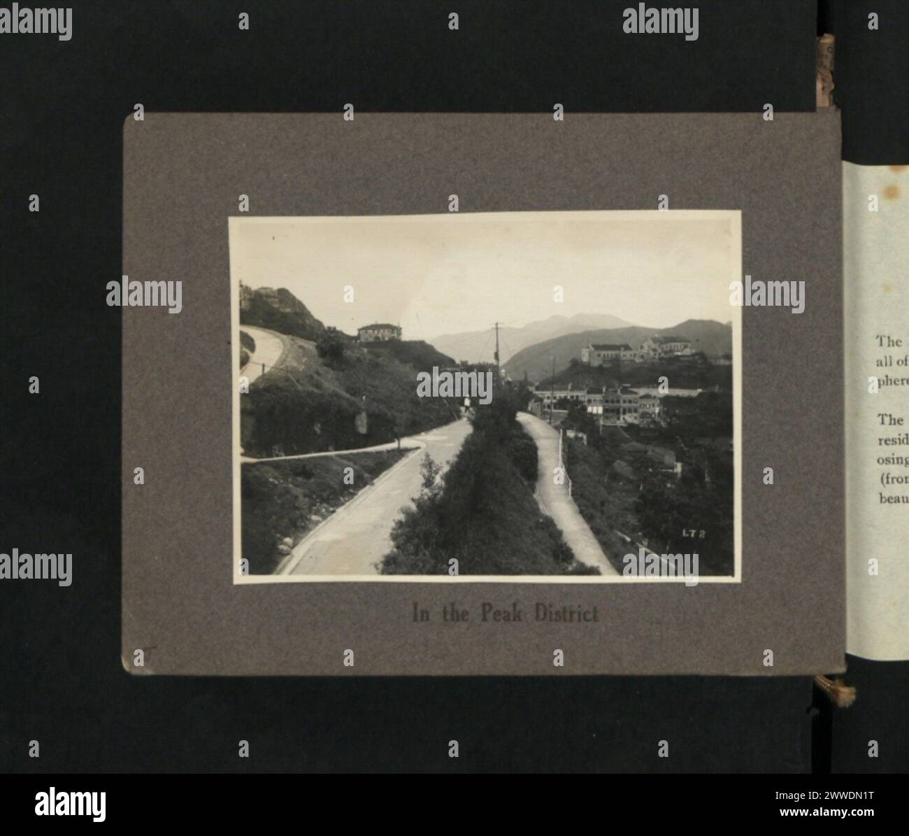 Fotografia del Peak District di Hong Kong dal 1920 al 1930, che mostra il terreno naturale, gli alberi, le strade e il vicino sviluppo urbano. Foto Stock