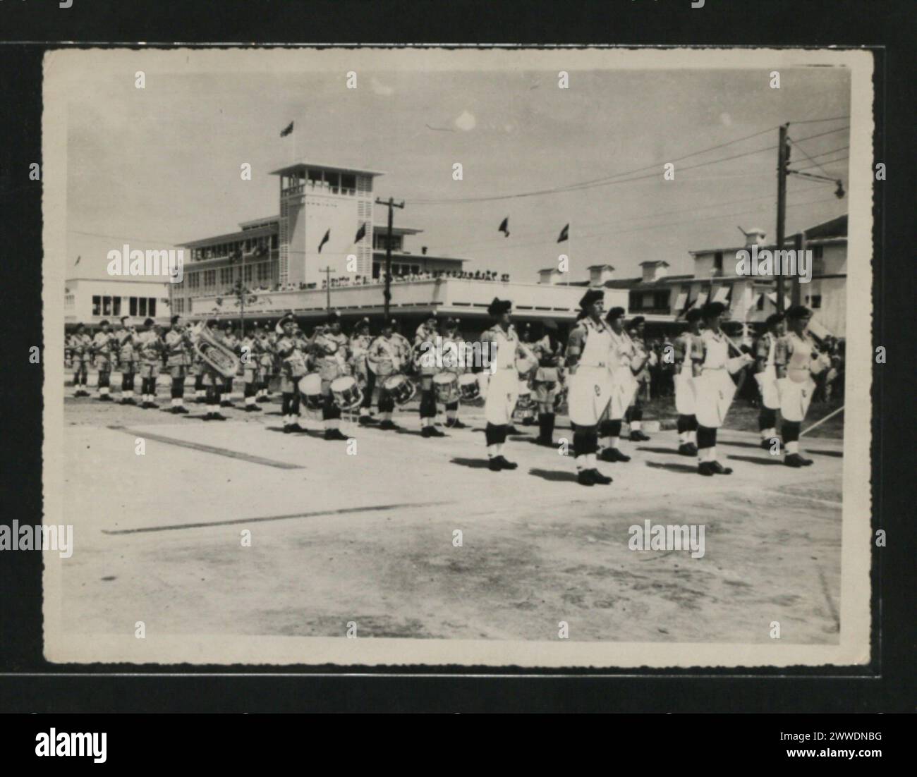 Unità del 1st Battalion Royal Welsh Fusiliers che pareggiò nella Guyana britannica (ora Guyana) nel 1953, dimostrando la presenza militare e doveri cerimoniali. Foto Stock