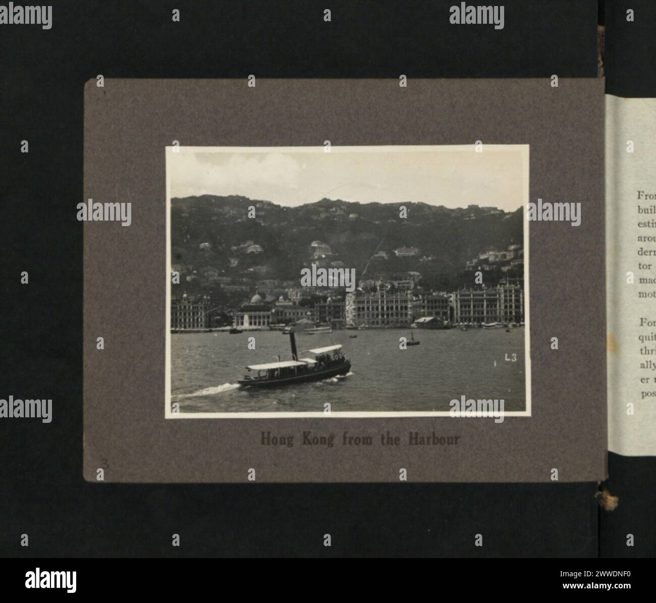 Vista di Hong Kong dal porto tra il 1920 e il 1930, raffigurante il lungomare, le navi, i moli e lo skyline della città di giorno. Foto Stock