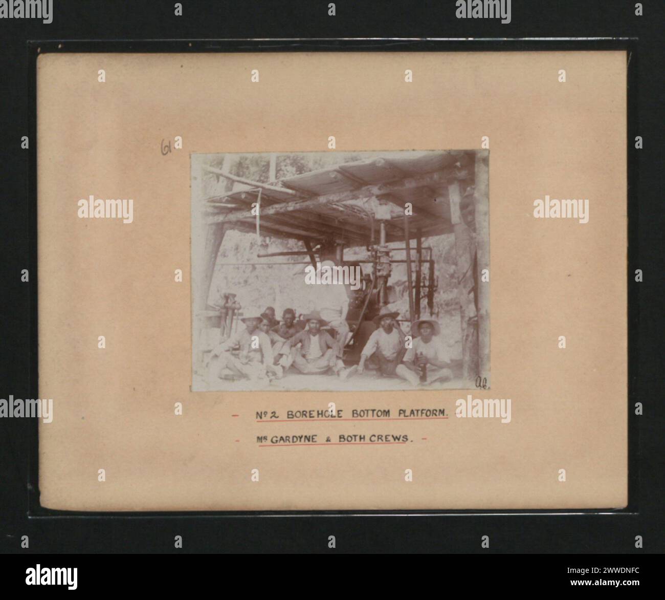 2 la piattaforma inferiore della perforazione nel Borneo mostra il Sig. Gardyne e entrambi gli equipaggi che lavorano alle operazioni di perforazione, compresi macchinari e attrezzature. Foto Stock