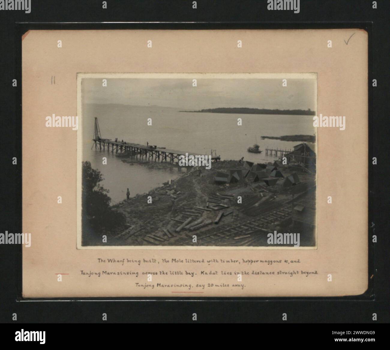 Costruzione di un molo nel Borneo con una talpa ricoperta di legno, vagoni tramogge, Tanjong Marasinsing attraverso la baia e Kudat visibile a 20 miglia oltre. Foto Stock