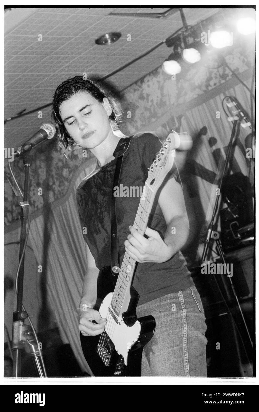 ELASTICA, GIOVANE, PRIMO CONCERTO, 1994: Justine Frischmann di elastica che suona un concerto di beneficenza dal vivo al King's Head Hotel di Newport, Galles, 23 agosto 1994. Fotografia: Rob Watkins. INFO: Elastica, un gruppo musicale alternative rock britannico formatosi nel 1992, ha ottenuto il plauso con il loro album di debutto omonimo. Successi come "Connection" hanno mostrato le loro influenze post-punk e New Wave. Guidata da Justine Frischmann, il contributo di elastica all'era Britpop fu significativo. Foto Stock