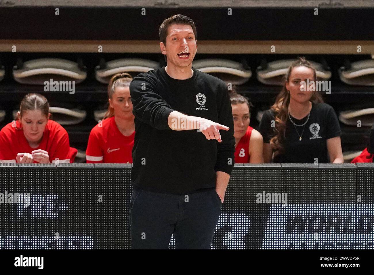 Almere, Paesi Bassi. 23 marzo 2024. ALMERE, PAESI BASSI - 23 MARZO: Allenatore Chris van Kampen dei TopKip Lions durante la finale della TOTO Basketball Cup tra Sportiff Grasshoppers e Topkip Lions a Topsportcentrum il 23 marzo 2024 ad Almere, Paesi Bassi. (Foto di Andre Weening/Orange Pictures) credito: Orange Pics BV/Alamy Live News Foto Stock