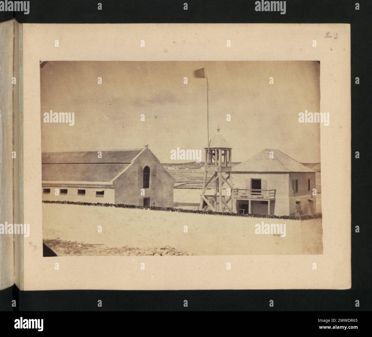 L'estremità meridionale della prigione nelle isole Turks e Caicos è vista da una veranda della casa adiacente alle saline, che mostra la struttura della prigione nel 1870. Foto Stock