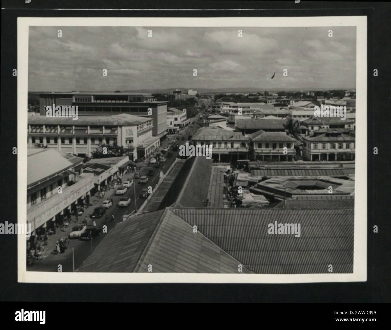 Descrizione: Station Road, Accra, guardando a nord verso Tsawan. Accra, la capitale della Gold Coast, è la casa di 150.000 persone. La città si sta sviluppando velocemente. Luogo: Gold Coast, Accra, Tsawan, Ghana Data: Gennaio 1957 africa Foto Stock